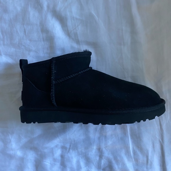 CLASSIC ULTRA MINI BOOTS IN BLACK - Picture 7 of 9